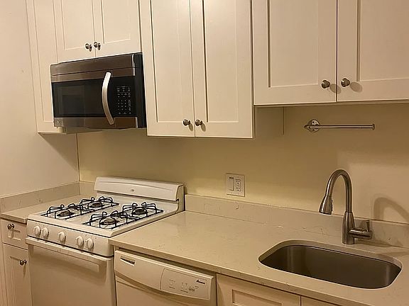 2nd image of 844 W Aldine Ave APT 1