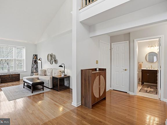 4th image of 529 Aspen Woods Dr
