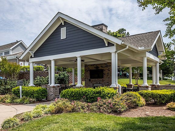 Summerhouse with Fireplace, TV, and Grills