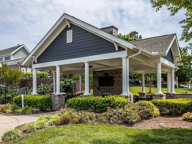 Summerhouse with Fireplace, TV, and Grills