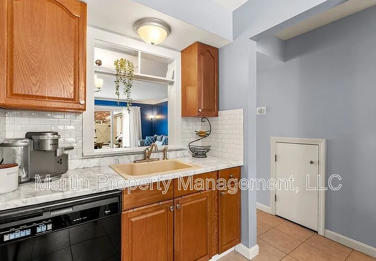1107 Windsor Dr — Photo 3
