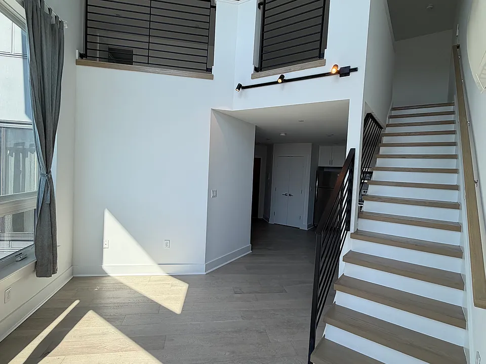 25 Eleanor St #204