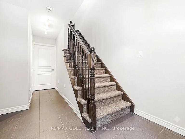 4 Bird Ln — Photo 2