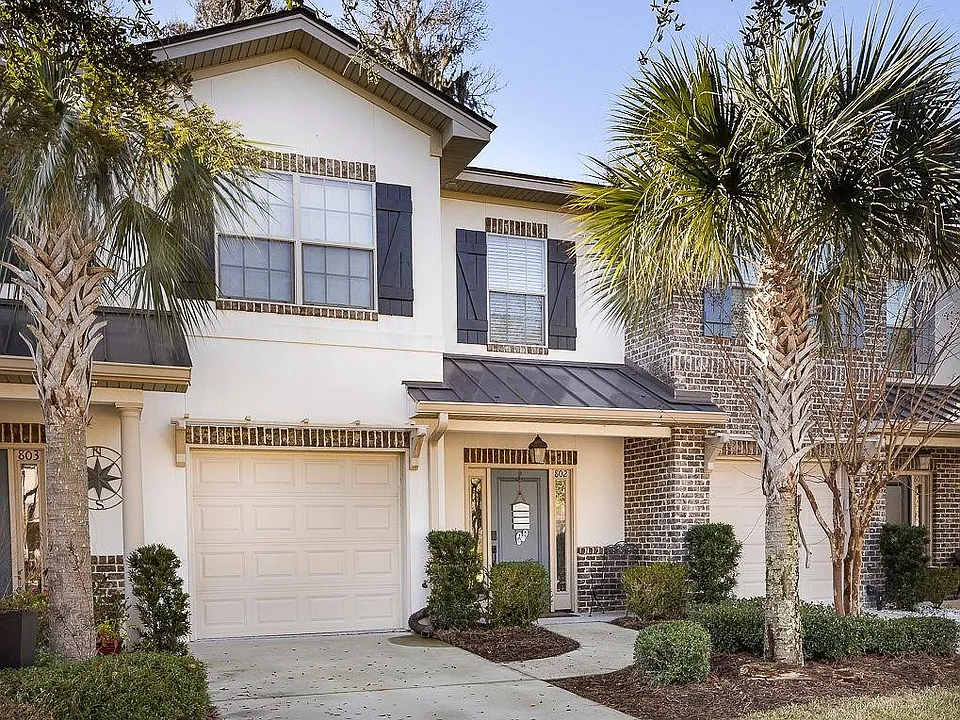 802 Reserve Ln