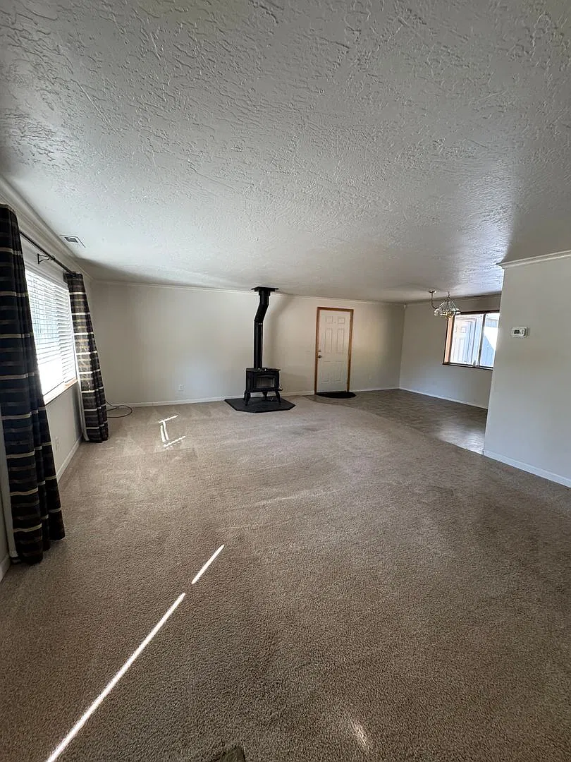 Canyonville 3 Bedroom 2 Bath with Garage and Workshop — Photo 2