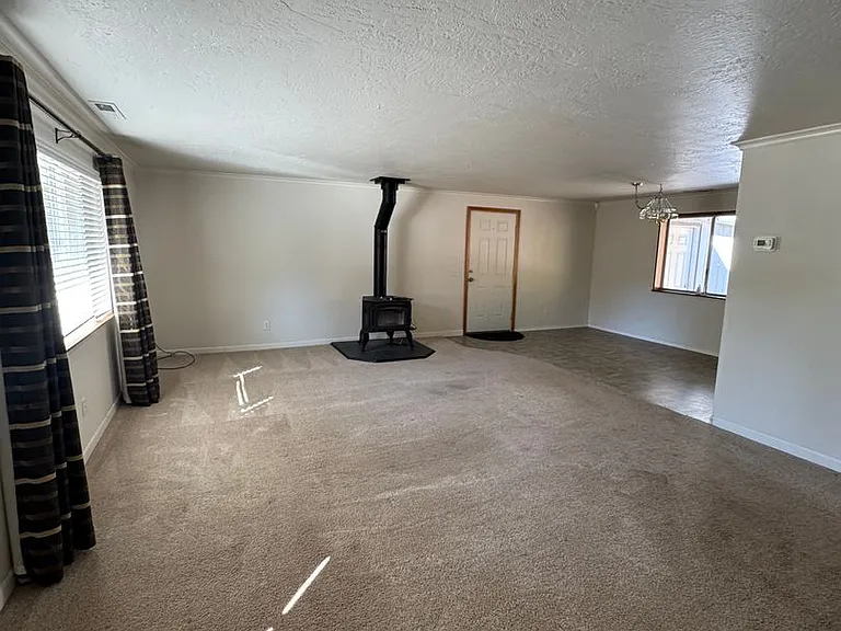 555 Hamlin Dr — Photo 2