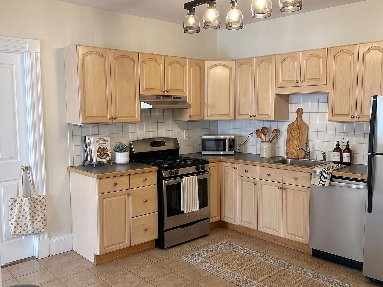 2 bed, 875 sqft, $2,826 — Photo 2