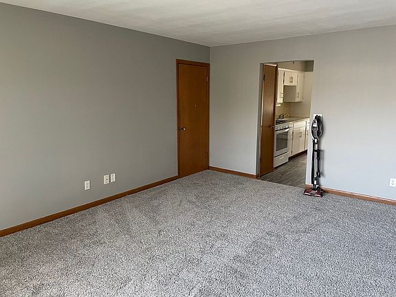 3rd image of 221 Robinhood Ln #1