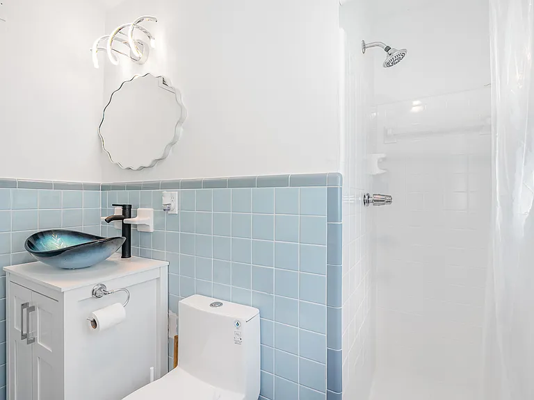2nd floor Full Bathroom