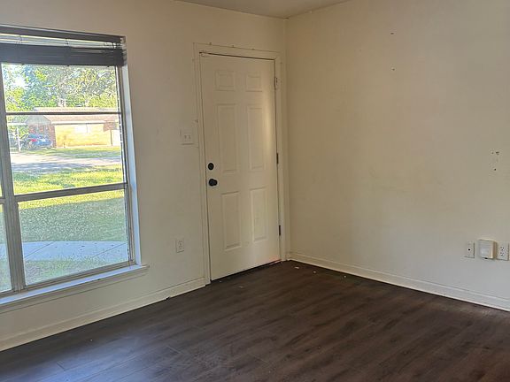 4th image of 296 Fontainebleau Dr