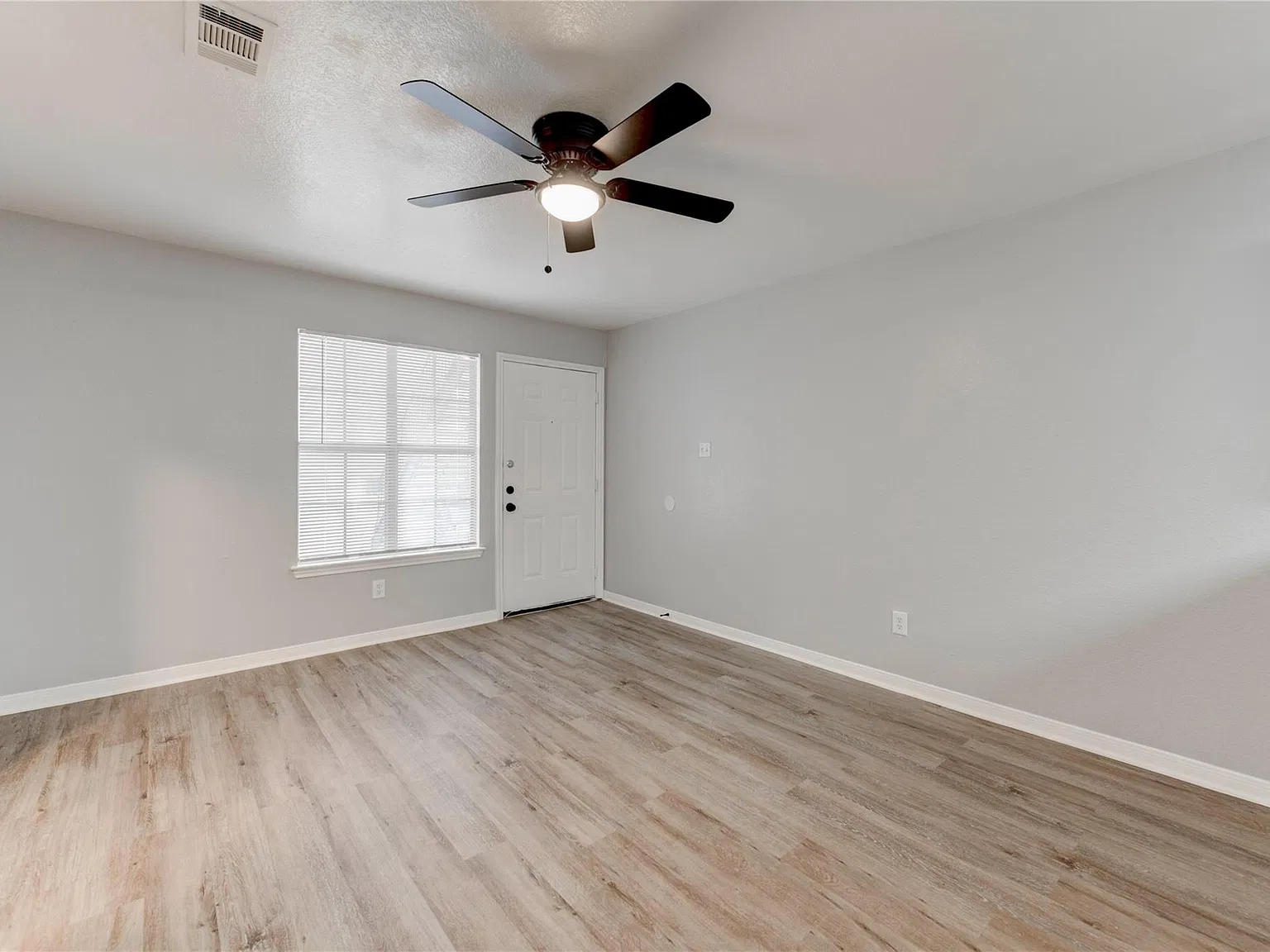 3 bed, 2.0 bath, 1203 sqft, $895 — Photo 2