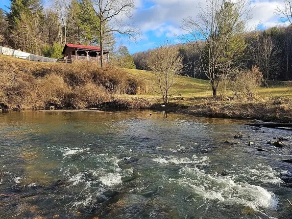 1271 Creekview Dr, Galax, VA 24333
