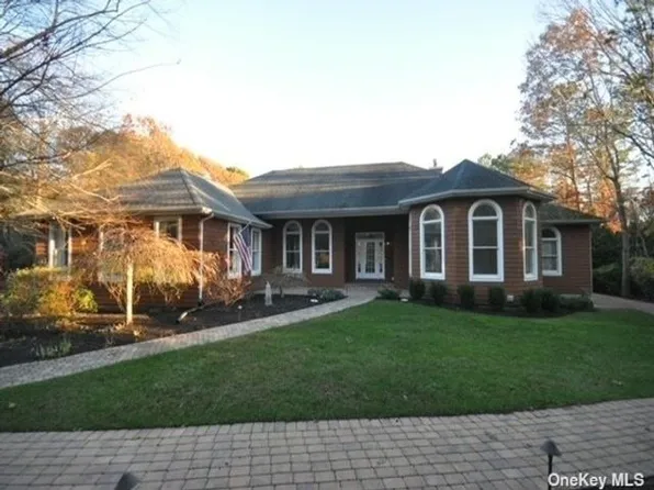 147 Malloy Dr, East Quogue, NY 11942