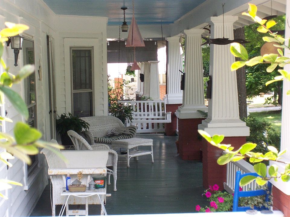 Sitting porch w/ glidder & swing