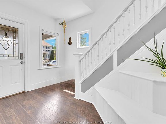 3rd image of 521 Windermere Rd