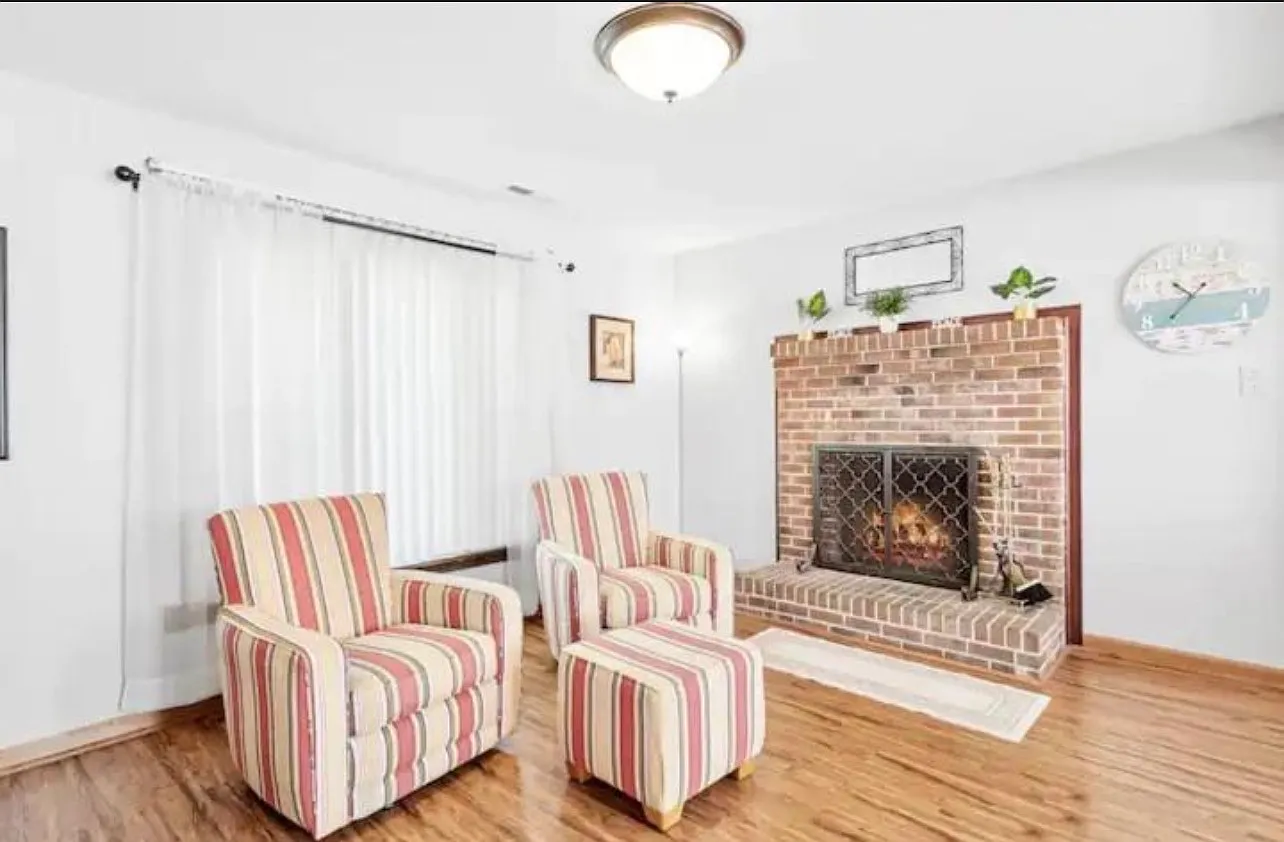 4 bed, 2.5 bath, 1716 sqft, $3,900 — Photo 2