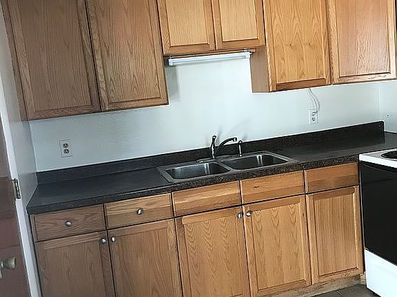 2nd image of 1918 Oakwood Dr