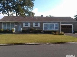 6 Beverly St, Islip, NY 11751
