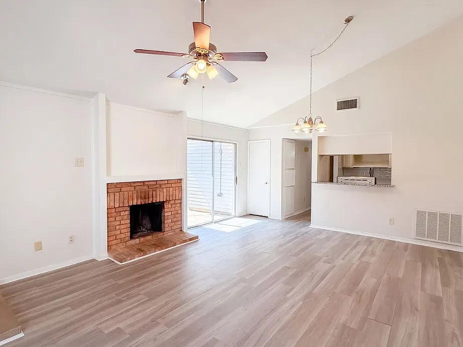 2 bed, 1.5 bath, 882 sqft, $1,495 — Photo 4