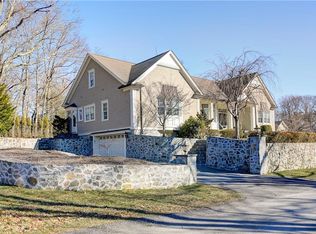 84 Woodlawn Ave, Bristol, RI 02809