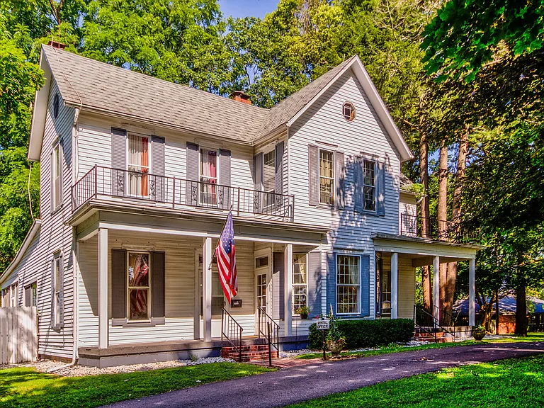 Office Building with 1 Studio Apartment