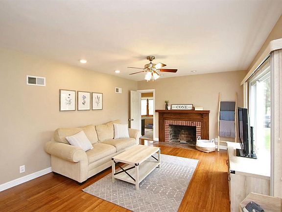 3rd image of 1816 Lemon Street Dr