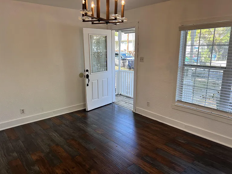 146 Eross St — Photo 2