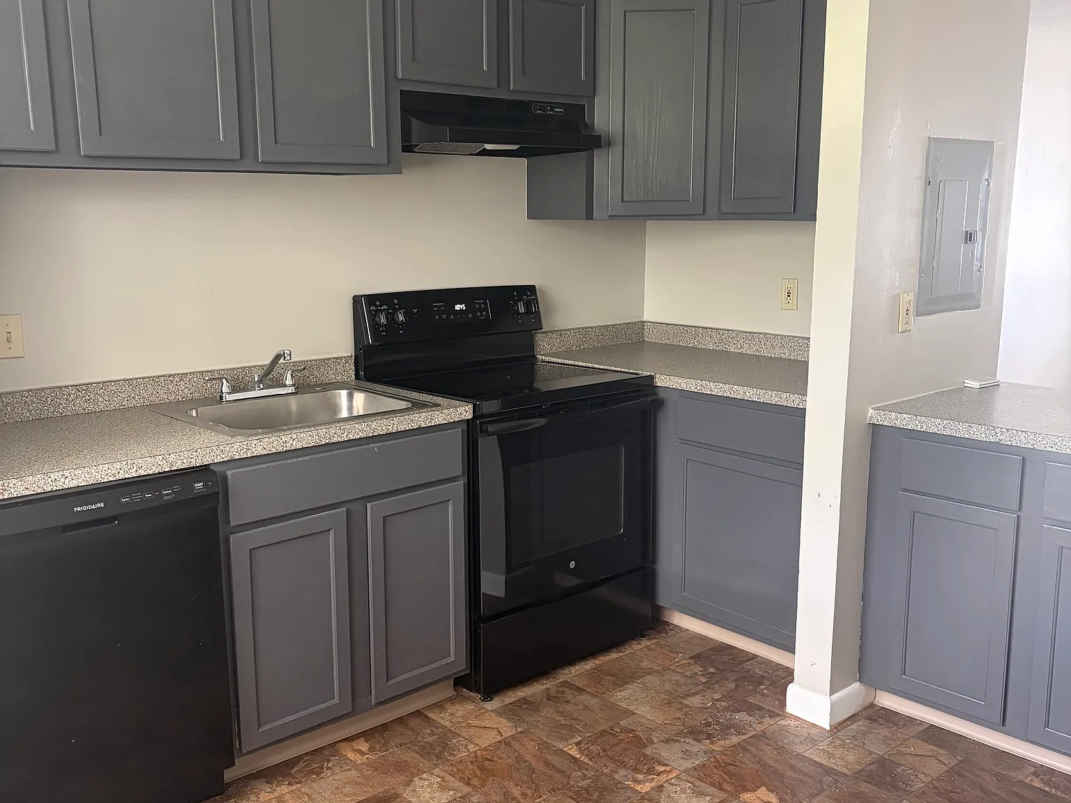 2 bed, 850 sqft, $1,700 — Photo 1