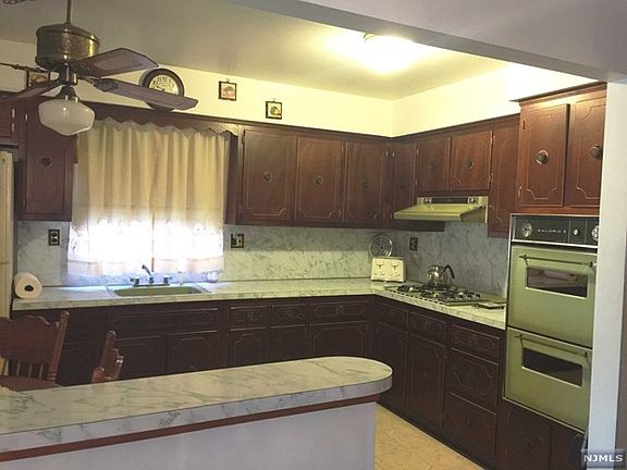 3rd image of 472 Hickory St Floor 2
