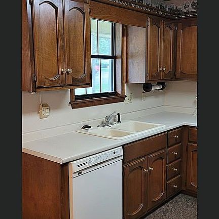 5th image of 944 Moore St S