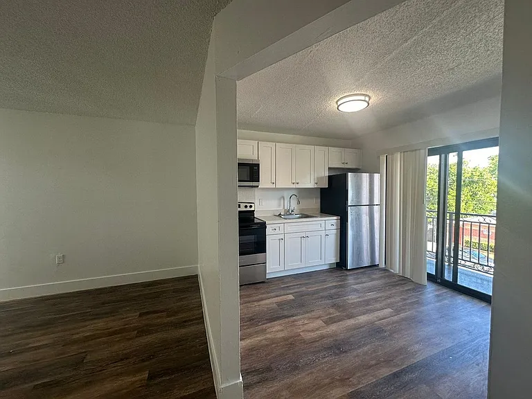 529 SW 4th St — Photo 13