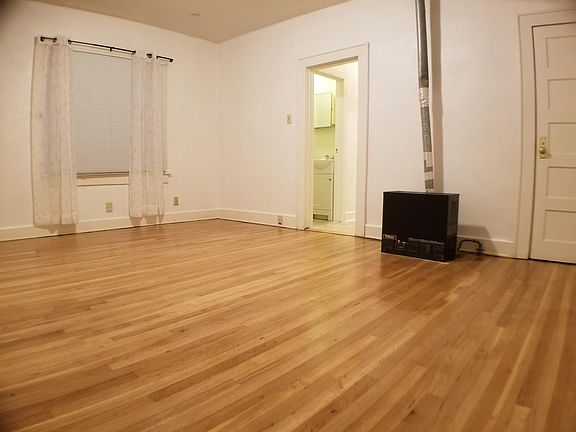 3rd image of 406 Mesa St SE