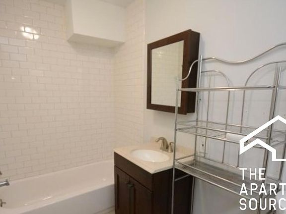 5th image of 3800 W Diversey Ave