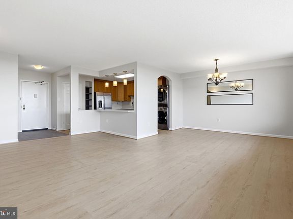 5th image of 3705 S George Mason Dr APT 913S