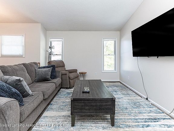 3rd image of 3725 Stoneleigh Dr