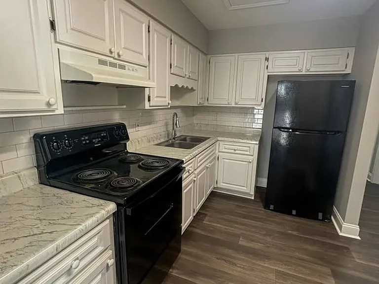 Radcliff Court Apartments — Photo 30