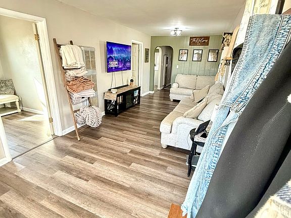 4th image of 223 N 8th Ave