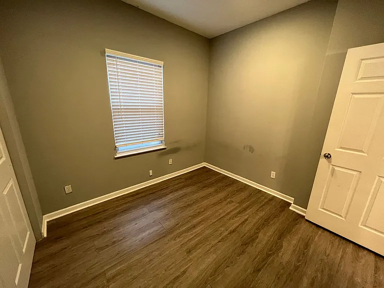 1535 W Poplar St — Photo 8