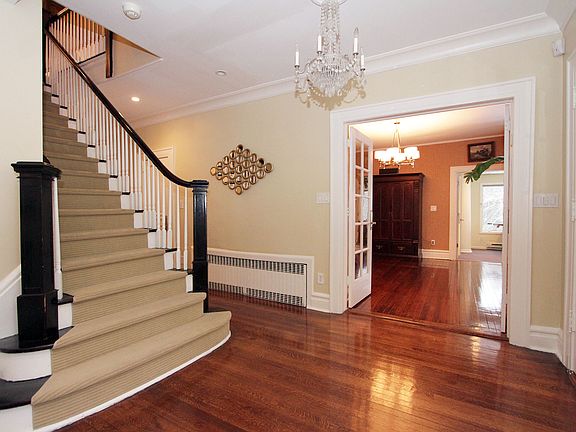 3rd image of 306 Warwick Ave