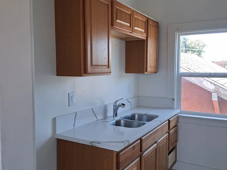 712 W 47th St #1 — Photo 1