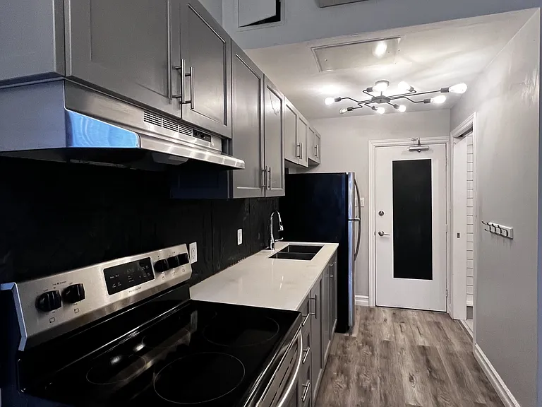 295 James St N #1 — Photo 2
