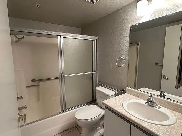 Russell Court Apartments — Photo 8