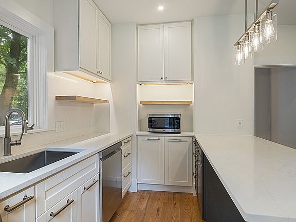 3rd image of 21 Bedford Ct