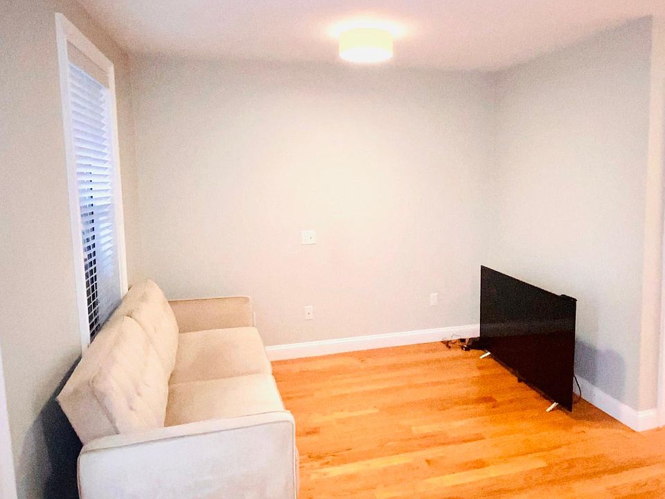 2nd image of 26 Chelsea St #10