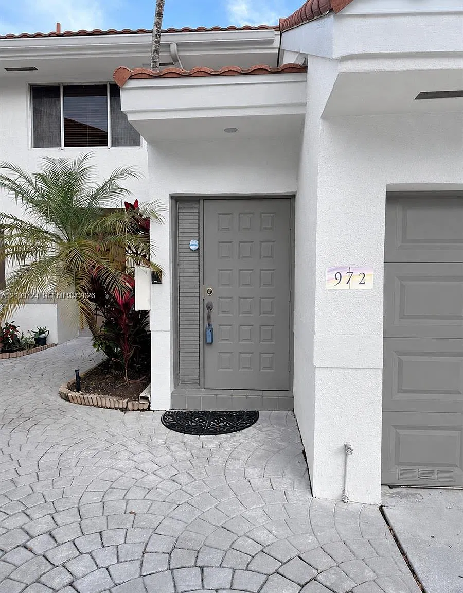 Parc Court Condo — Photo 1