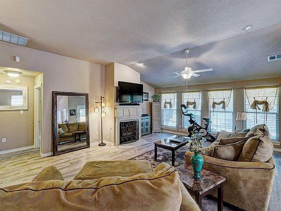 5th image of 27 NW Heatherstone Dr