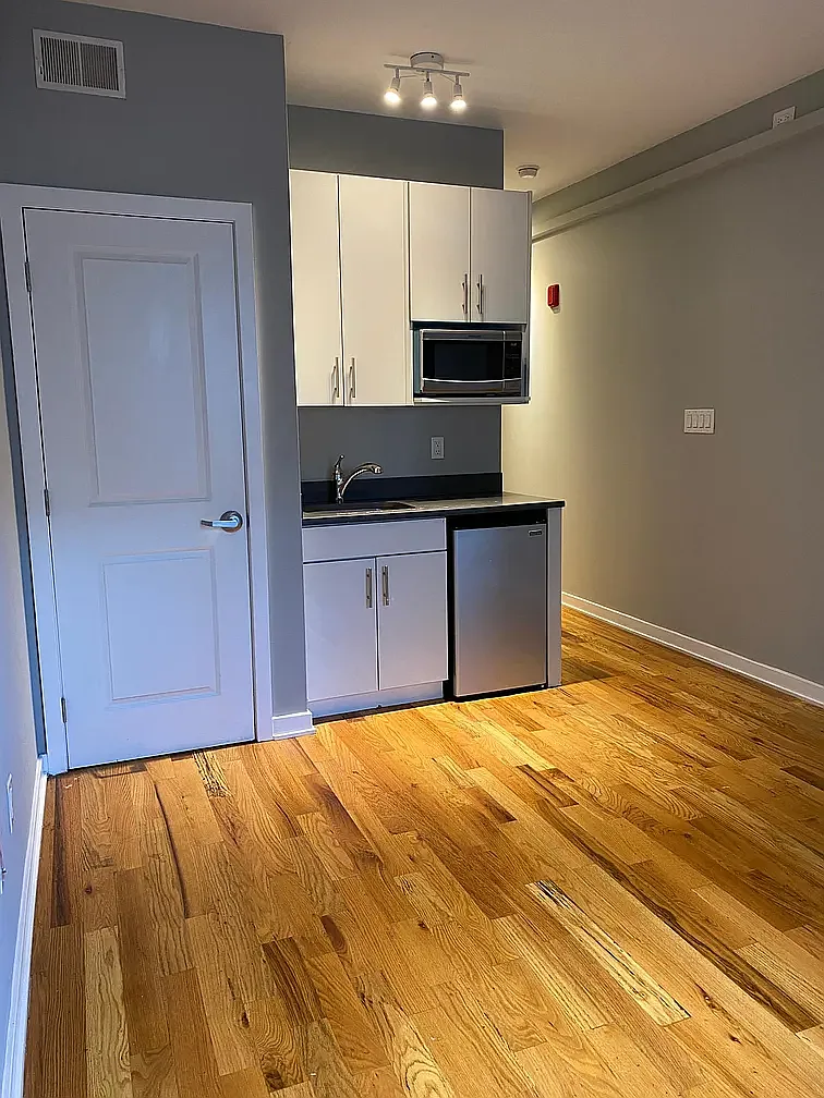Studio, $900 — Photo 4