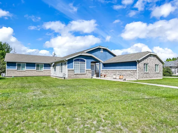 3139 N Pelican Dr, Farr West, UT 84404