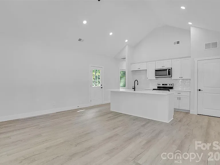 3425 Mission Dr — Photo 6