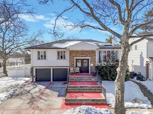 2 Valley Greens Dr, Valley Stream, NY 11581